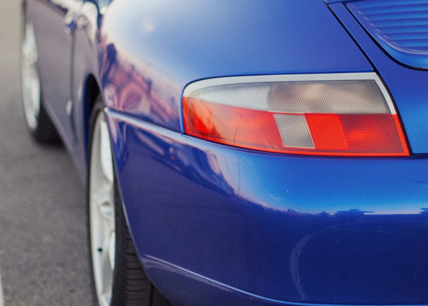 Porsche 911 de prestige vue de trois quarts arrière, illustrant l'accompagnement à l'achat par un mandataire acheteur