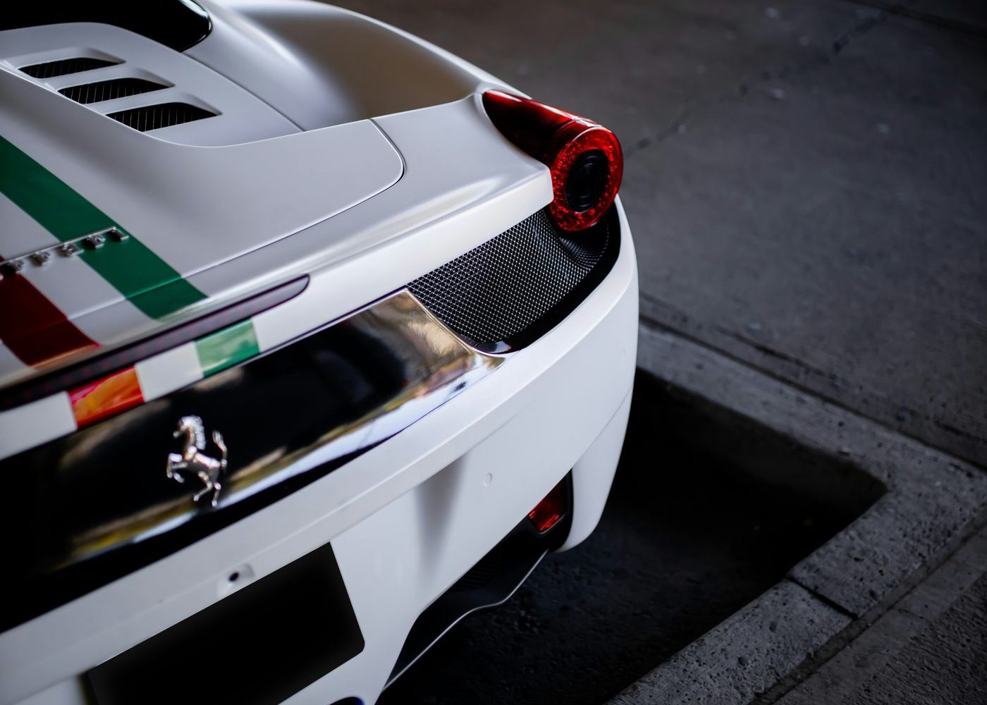 Détail arrière d'une Ferrari 458 blanche, illustrant l'achat d'une voiture de prestige